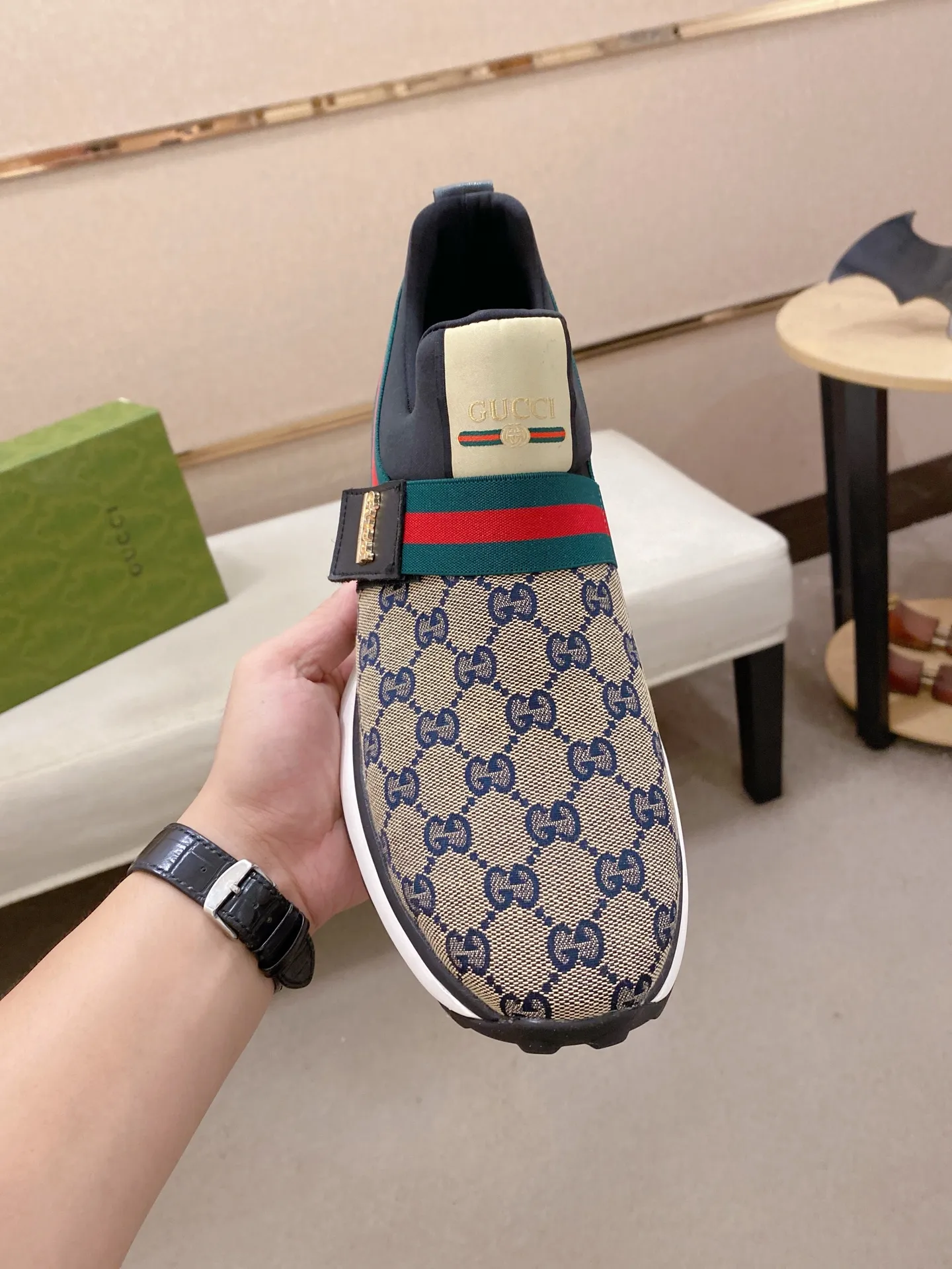 Factory price: 462💰 (GUCCI) The latest 🎁🎁casual and fashionable men's shoes👟 from the official website, hot style 💥 style is simple and elegant, exclusive for trendy men. Unique latest brand elements from the official website 👑original decoration, fashionable and generous, original fabric ✅breathable stretch cloth lining, official website designated wear-resistant casual outsole, classic model taken at the counter in kind🎬38-44 (45 is not returnable and non-refundable)